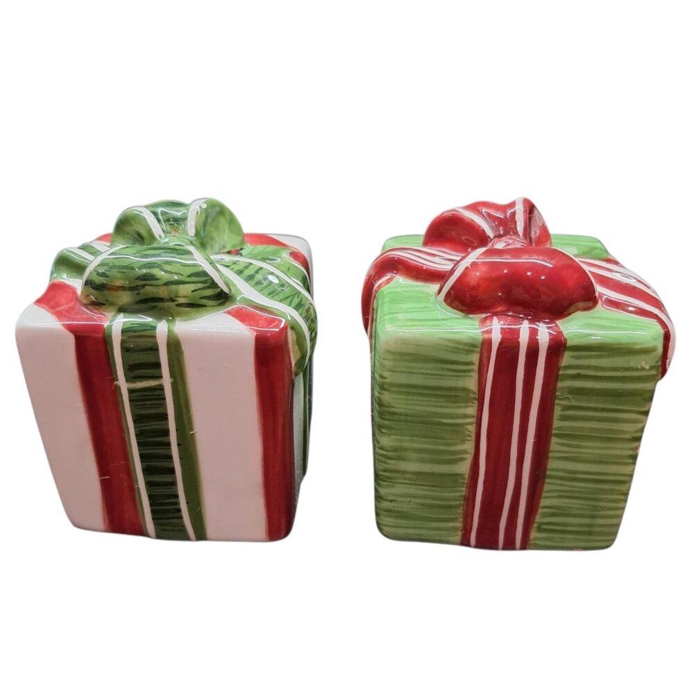 Christmas Gift Box Salt & Pepper Shakers Set – Holiday Decor – Read!